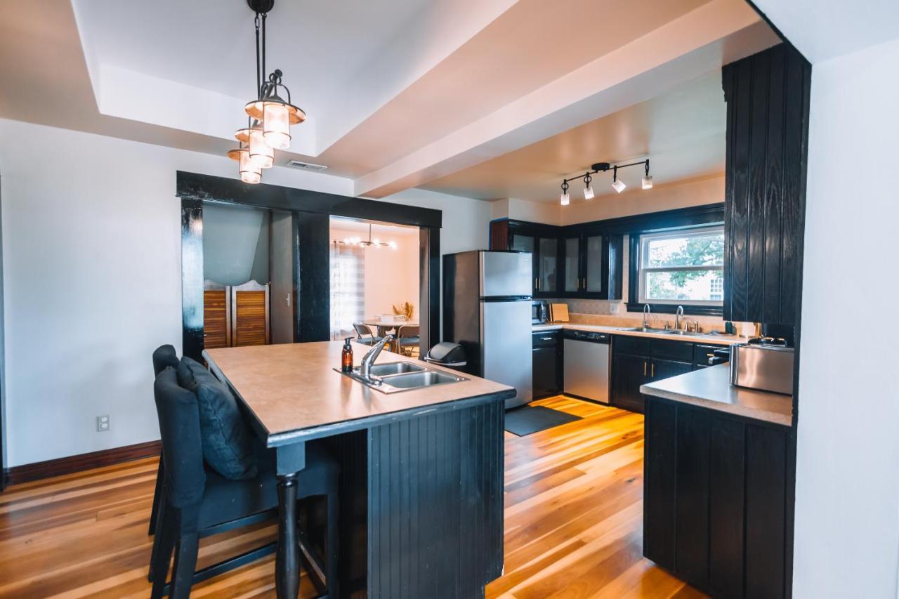 Downtown Escape Great For Large Families & Groups Villa Sugarcreek Bagian luar foto