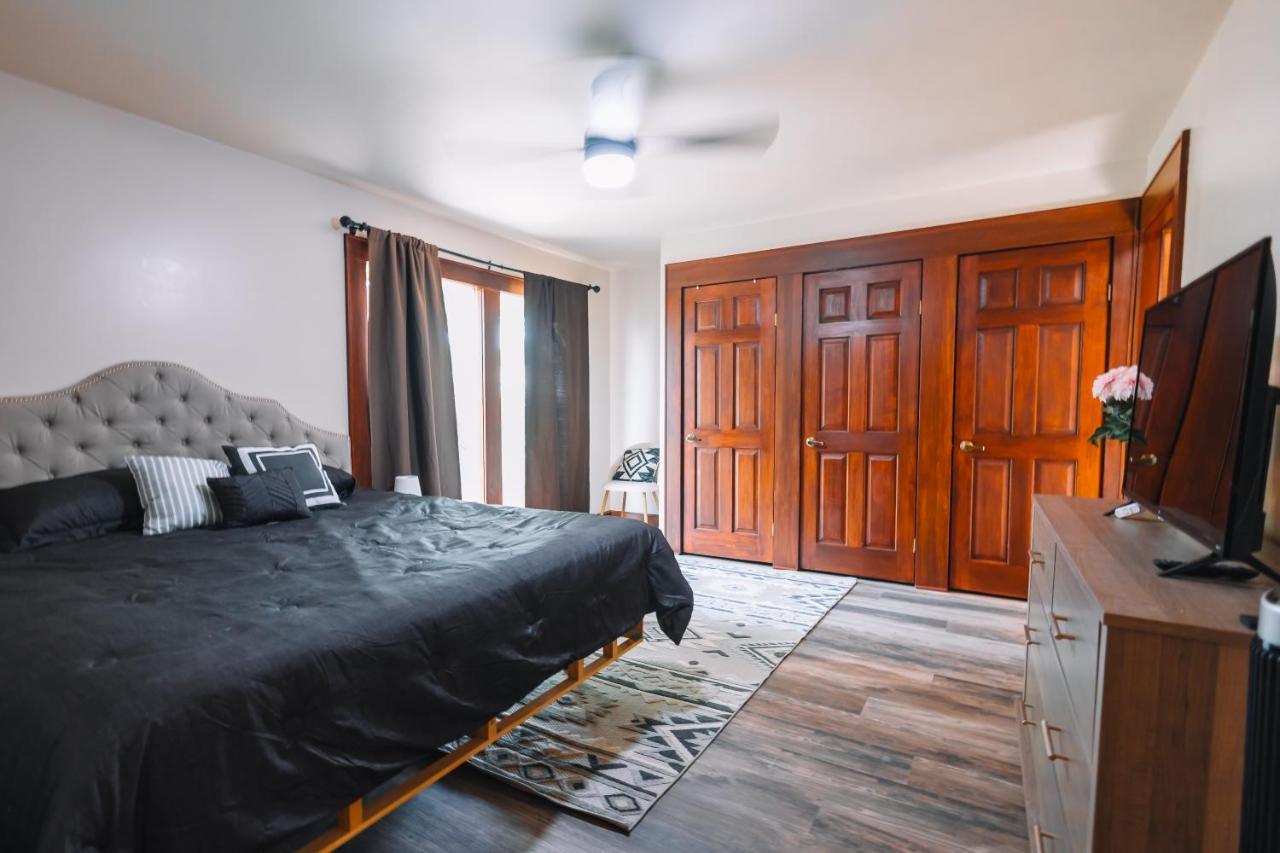 Downtown Escape Great For Large Families & Groups Villa Sugarcreek Bagian luar foto