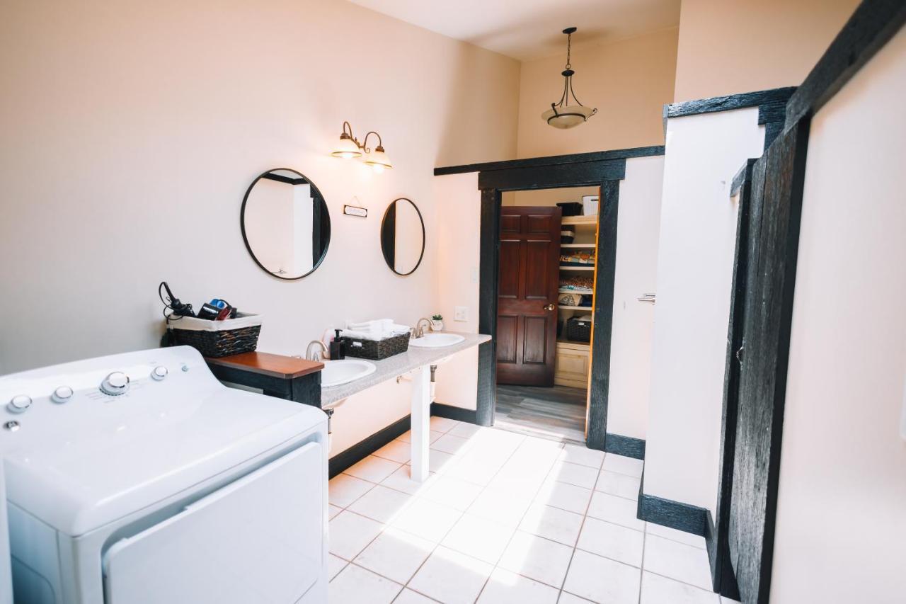Downtown Escape Great For Large Families & Groups Villa Sugarcreek Bagian luar foto