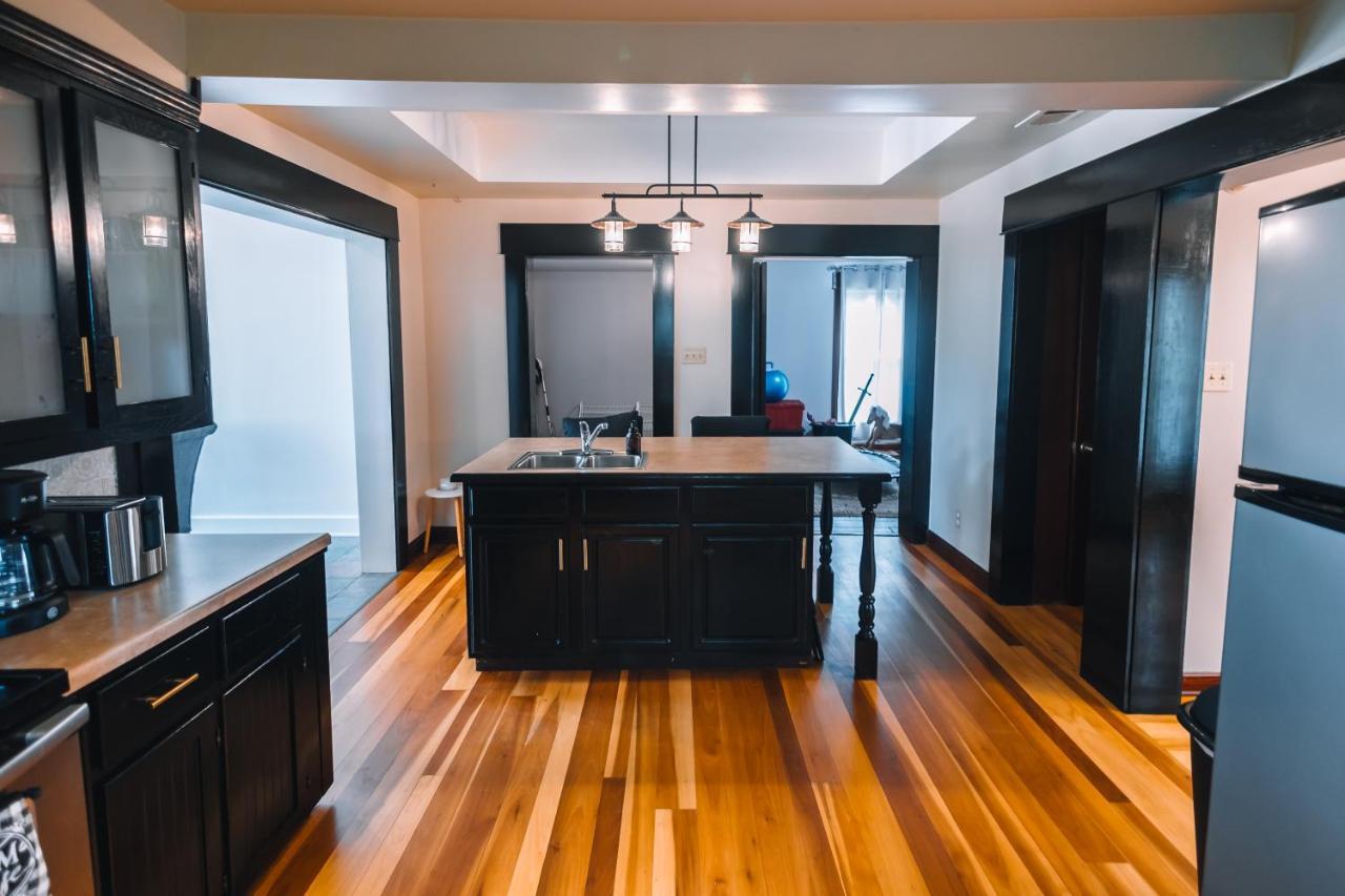 Downtown Escape Great For Large Families & Groups Villa Sugarcreek Bagian luar foto