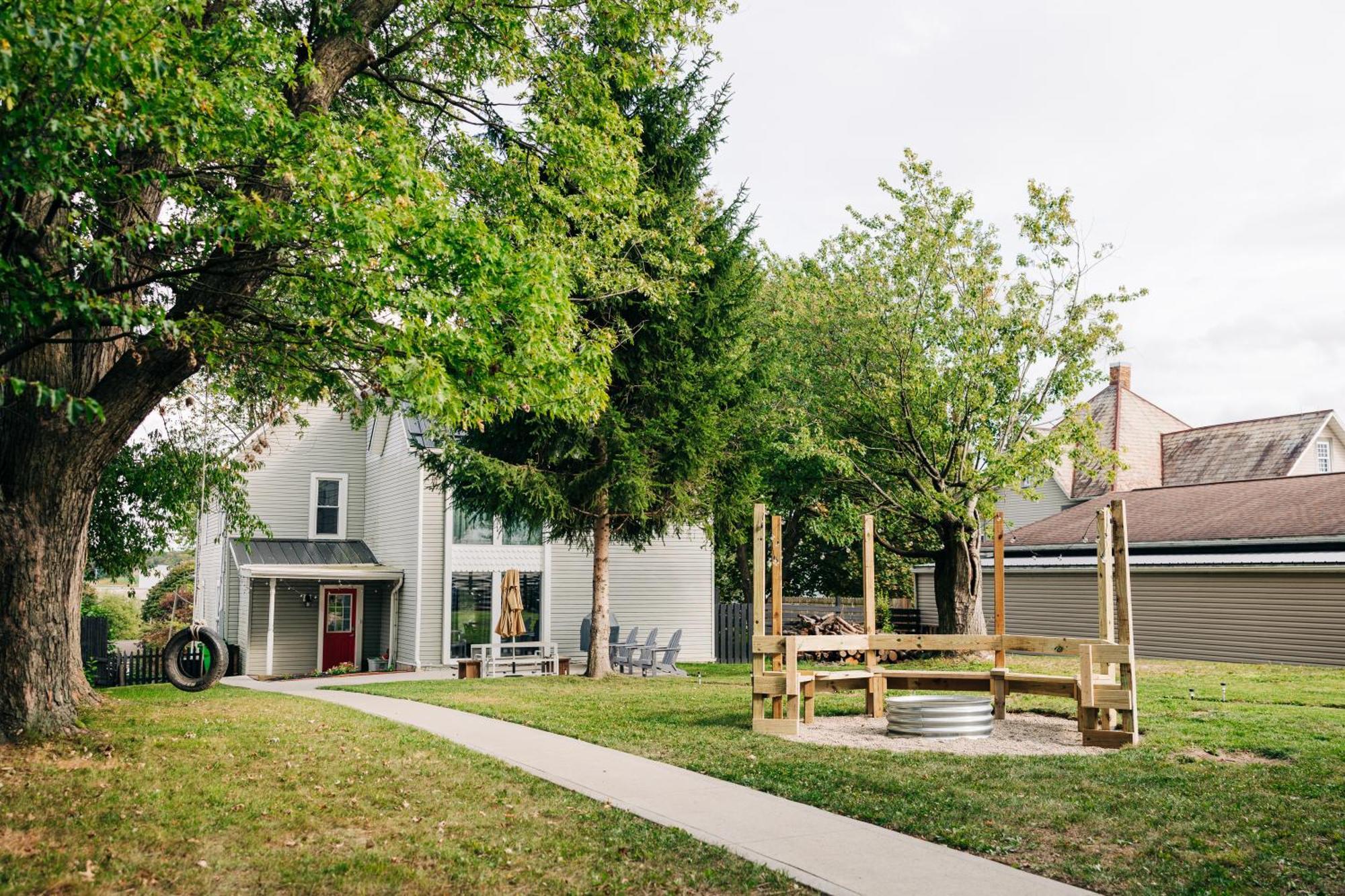 Downtown Escape Great For Large Families & Groups Villa Sugarcreek Bagian luar foto