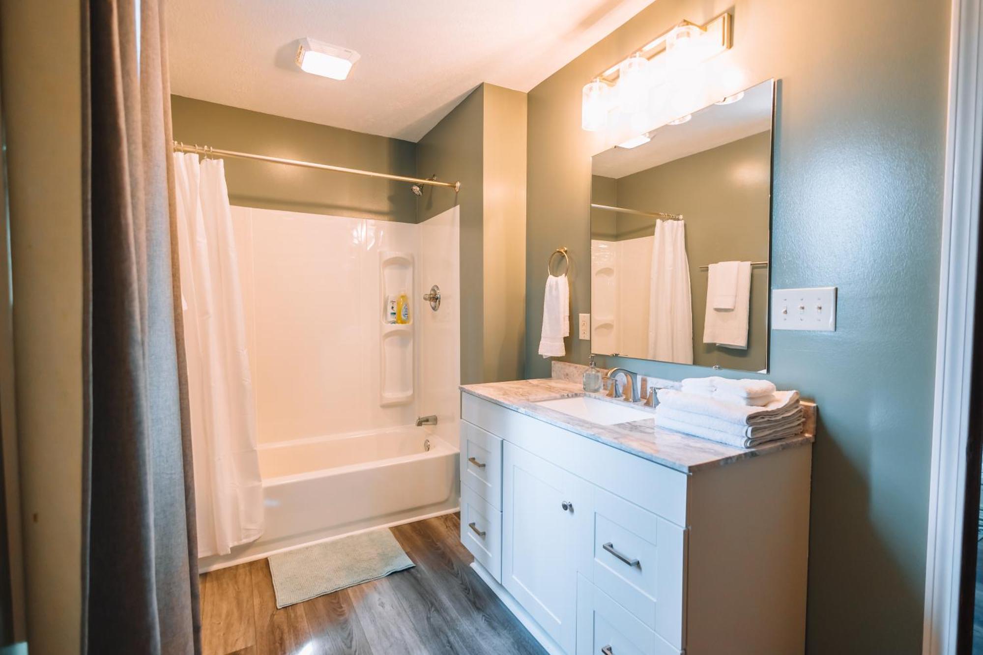 Downtown Escape Great For Large Families & Groups Villa Sugarcreek Bagian luar foto